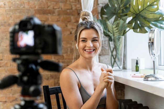 Beauté vlogger faisant une vidéo à l'intérieur