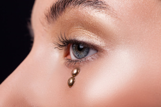 Photo beauté des yeux féminins, cils noirs et sourcils