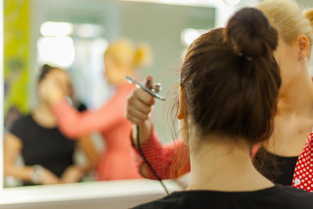 Photo beauticien avec une cliente dans un spa de beauté