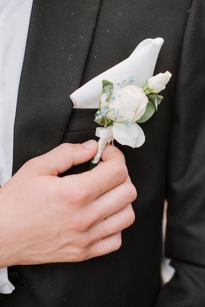 Beautifil tendre boutonnière sur veste de marié Closup