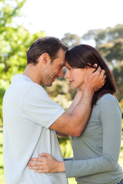 Beaux amants dans le parc