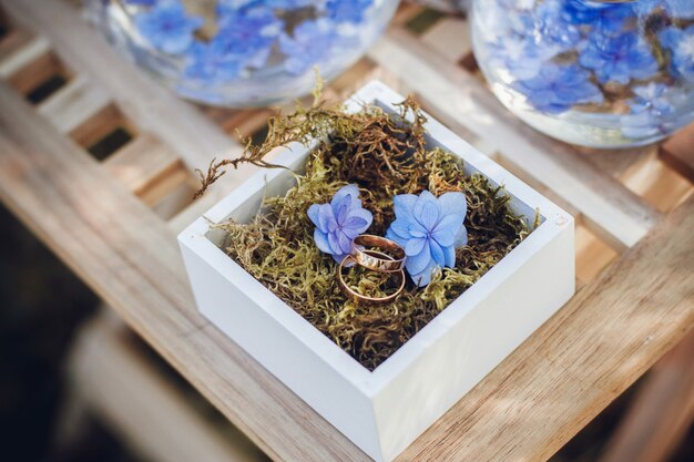 Beaux Anneaux De Mariage Dans Des Boîtes En Bois