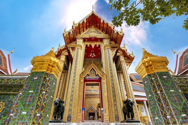 Beaux arts et architecture d'or du temple Ratchabophit l'endroit antique d'héritage, construire dans le règne du roi Rama 5 à Bangkok, Thaïlande