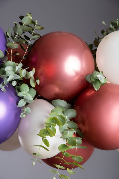 Photo beaux ballons métalliques avec des fleurs