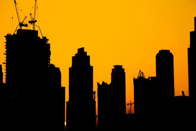 Beaux bâtiments au coucher du soleil