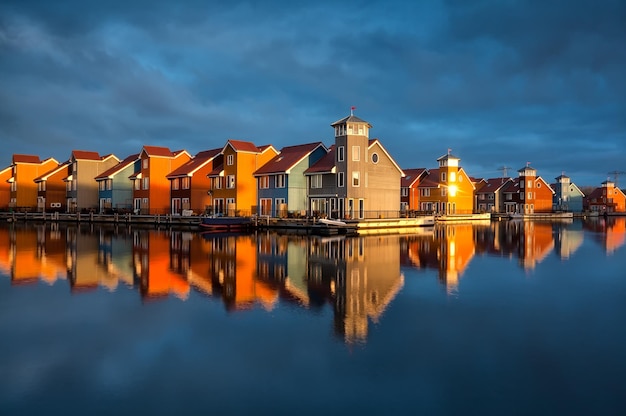 de beaux bâtiments colorés sur l'eau dans le soleil doré