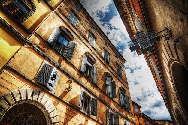 Beaux bâtiments à Sienne en hdr Italie