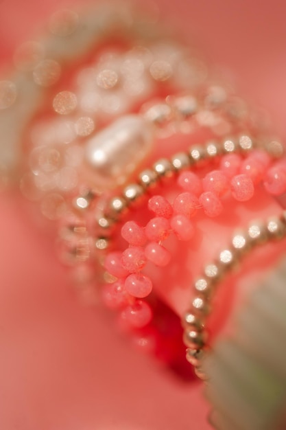 Beaux bijoux faits à la main avec des perles colorées en forme de fleur en macro gros plan