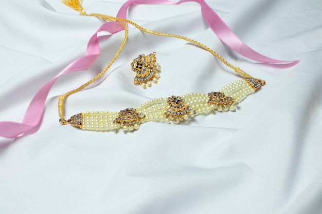 Beaux bijoux de tête de mariage en or sur tissu de soie blanche et ruban rose, créateur traditionnel