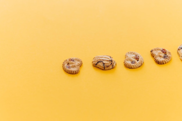 Beaux biscuits assortis sur jaune