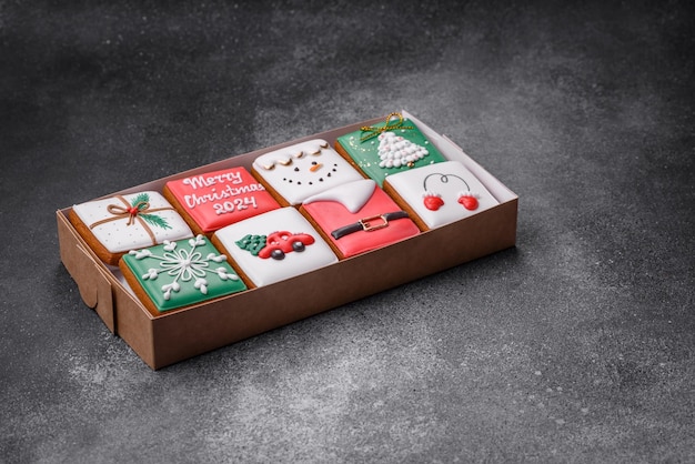 Beaux biscuits colorés de pain d'épice de Noël pour la conception et la décoration