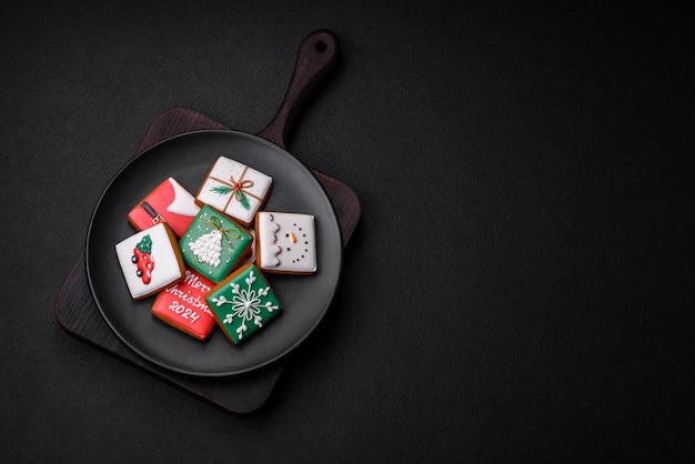 Beaux biscuits colorés de pain d'épice de Noël pour la conception et la décoration