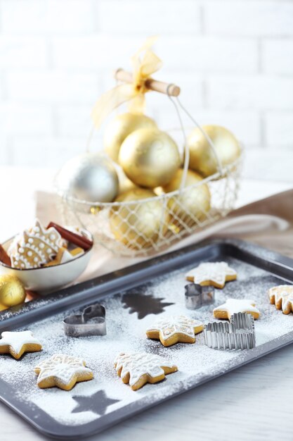 Beaux biscuits de Noël sur la plaque du four, gros plan