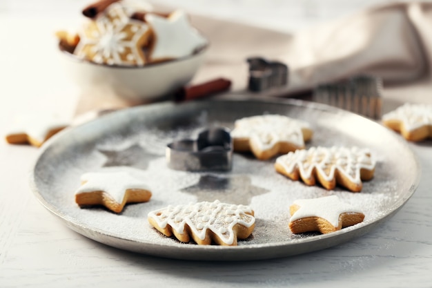 Beaux biscuits de Noël sur plaque de four, gros plan