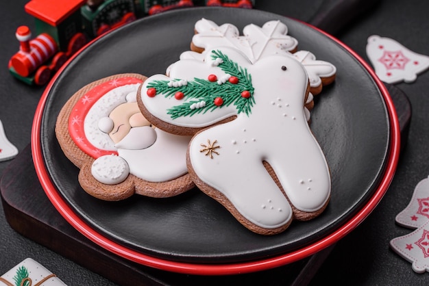 De beaux biscuits de pain d'épice faits maison sur une assiette en céramique.