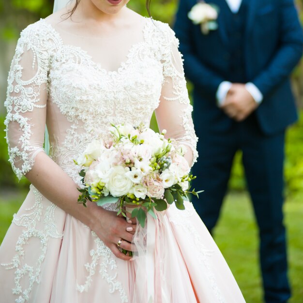 De beaux bouquets de fleurs prêts pour la grande cérémonie de mariage