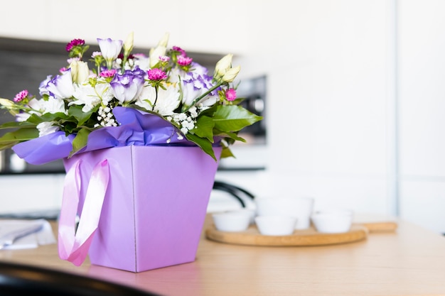Beaux bouquets de luxe d'eustoma et mélange de fleurs dans la boîte en gros plan