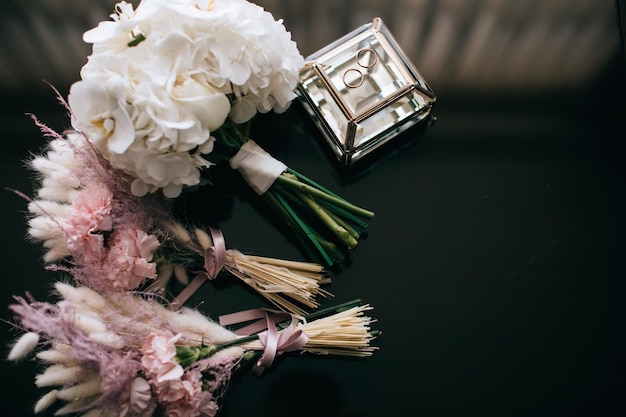 Beaux bouquets de mariage de la mariée et des demoiselles d'honneur avec des orchidées blanches