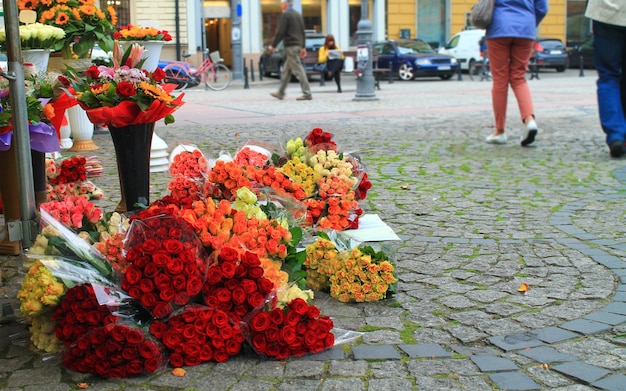 Beaux bouquets de roses lumineuses dans la rue à vendre Wroclaw Pologne