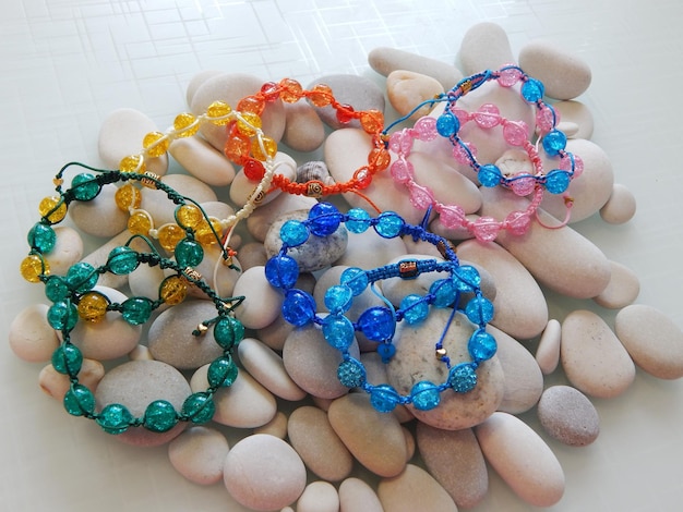 Beaux bracelets d'amitié sur pierres