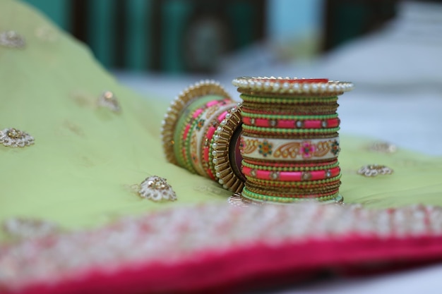 Beaux bracelets de mariée jolis et colorés