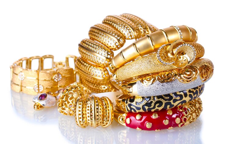 Photo de beaux bracelets en or isolés sur blanc