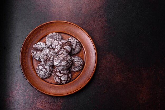 De beaux brownies aux biscuits sucrés savoureux sur une assiette brune