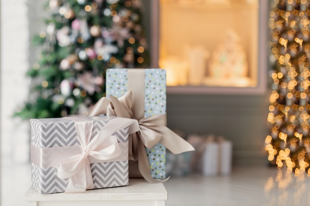 Photo beaux cadeaux à côté de l'arbre de noël