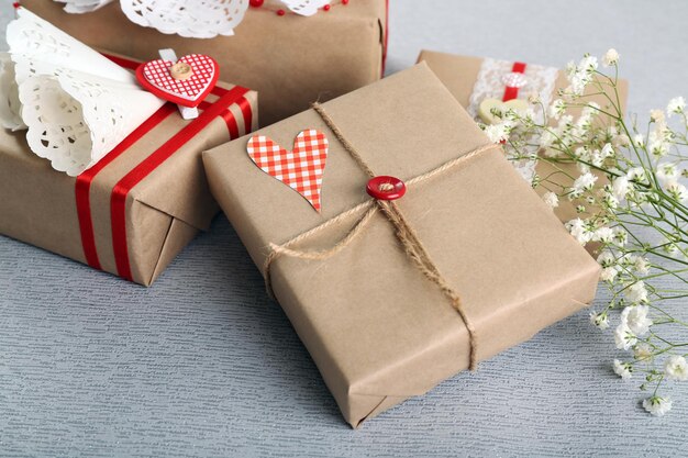 Beaux cadeaux sur fond gris. Concept de la Saint-Valentin