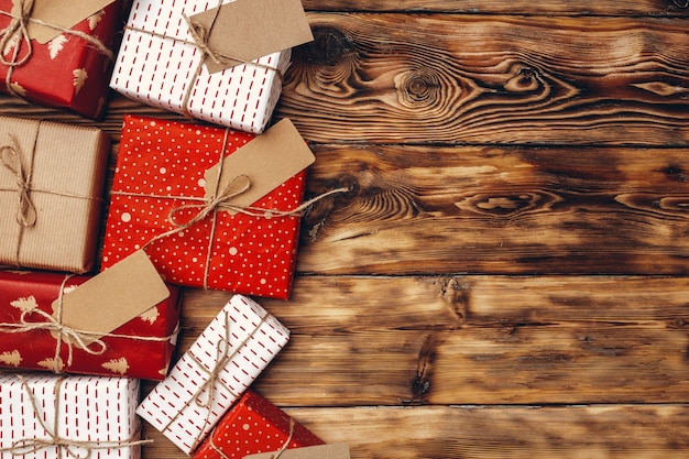 Beaux cadeaux de Noël emballés sur bois, mise à plat, vue du dessus