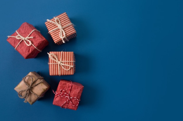 Beaux cadeaux de Noël emballés sur fond bleu