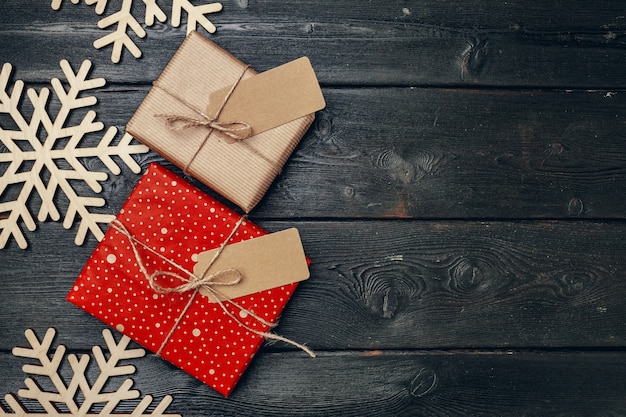 Beaux cadeaux de Noël emballés sur fond de bois vue de dessus