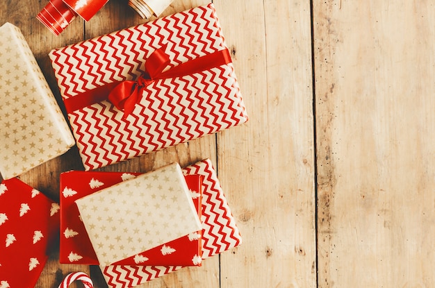 Beaux cadeaux de Noël sur une table en bois