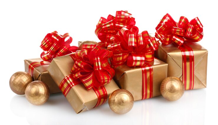 Photo beaux cadeaux d'or avec le ruban rouge et les boules de noël d'isolement sur le blanc