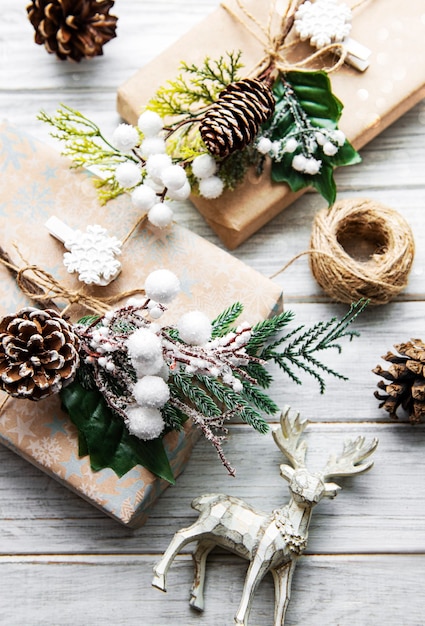 Beaux cadeaux pour Noël avec décor sur fond de bois