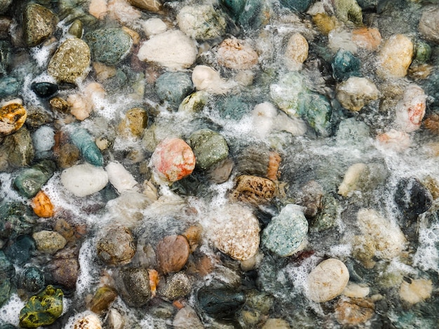 Beaux cailloux sous l'eau avec de la mousse