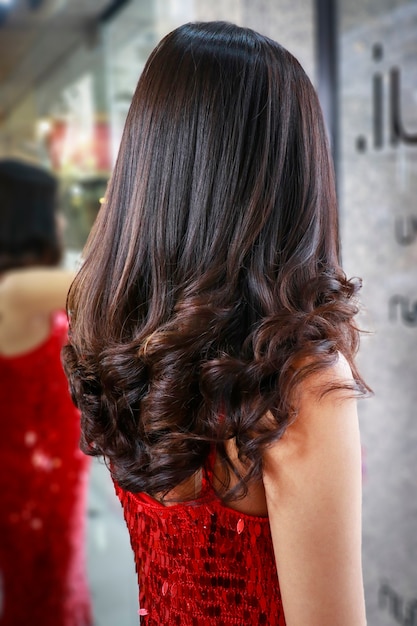 Photo de beaux cheveux noirs sont enfin installés dans le salon, prêts pour sa fête