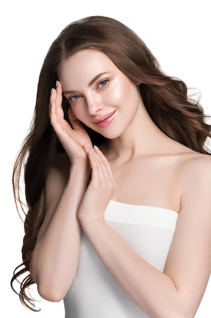 Beaux cheveux et peau femme visage modèle beauté concept cosmétique. Isolé sur blanc.