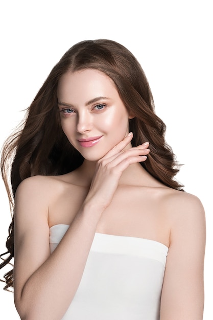 Beaux cheveux et peau femme visage modèle beauté concept cosmétique. Isolé sur blanc.