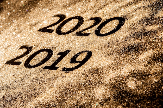 De beaux chiffres dorés de 2019 à 2020 sur fond noir