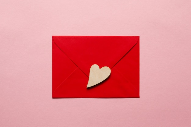 Beaux coeurs en bois sur un message d'amour enveloppe papier rouge