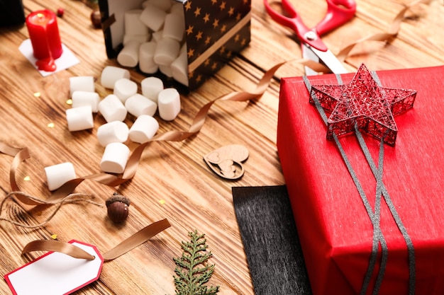 Beaux coffrets cadeaux avec décor sur table en bois