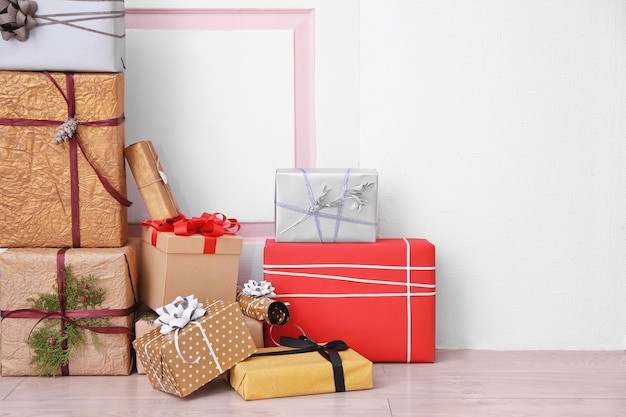 Beaux coffrets cadeaux devant la porte à l'intérieur