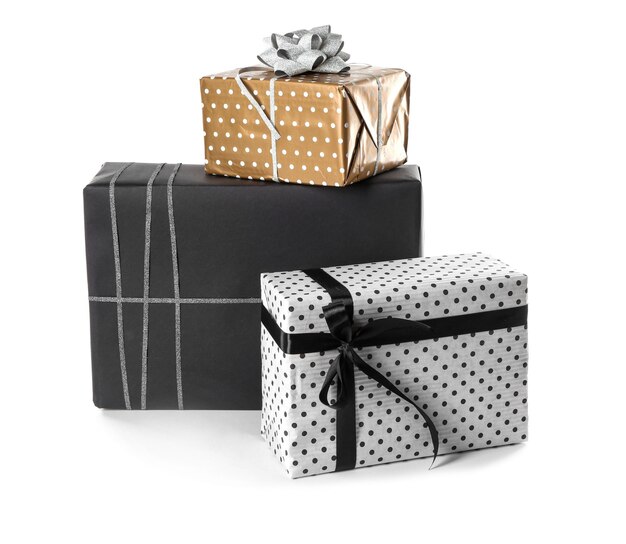 Beaux coffrets cadeaux sur fond blanc