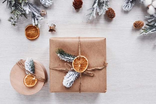 Beaux coffrets cadeaux. Vue de dessus du cadre festif de noël avec des décorations du nouvel an.