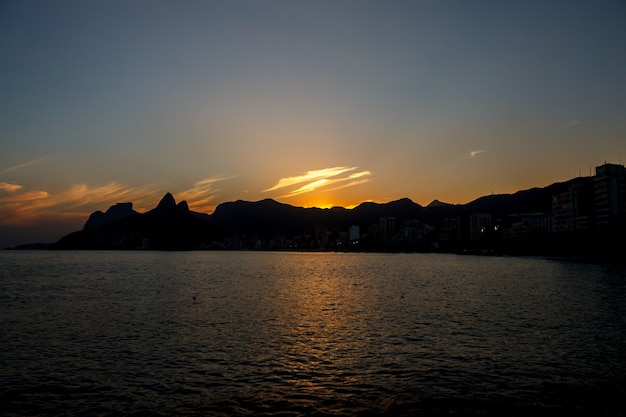 Beaux couchers de soleil dans la banlieue de Rio de Janeiro, Brésil