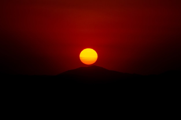 Beaux couchers de soleil dans les montagnes en hiver au Brésil