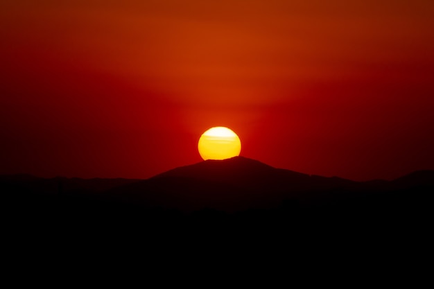 Beaux couchers de soleil dans les montagnes en hiver au Brésil