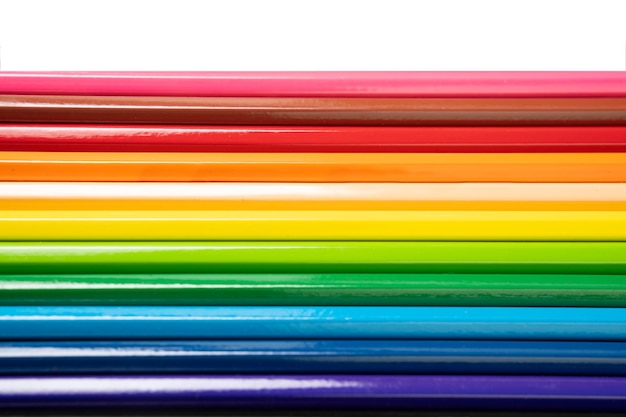 De beaux crayons de couleur émoussés sont disposés ensemble prêts à l'emploi c'est sur le fond blanc