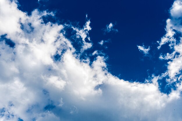 Beaux cumulonimbus blancs